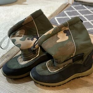 Kids snow boots camouflage design